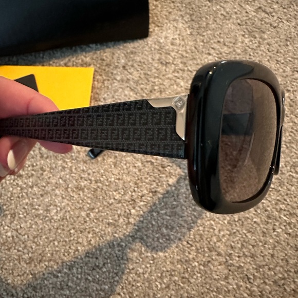 Fendi sunglasses - NWOT - Picture 3 of 5